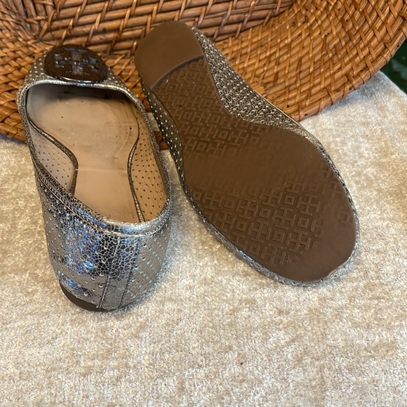 Tory Burch Silver Flats with Gunmetal Medallion - Picture 3 of 8